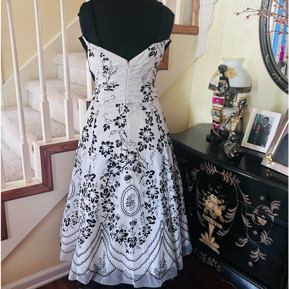 *Vintage Black and White Papell Boutique - Picture 3 of 16